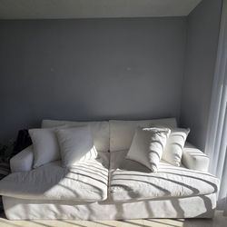 White Couch With 4 Pillows