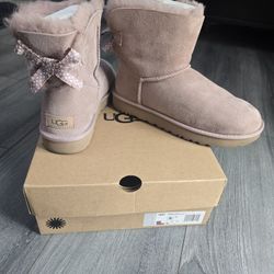 Beautiful UGG Mini Bailey Bow II Ruffled Boots, Women's Size 9 