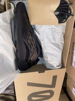 adidas Yeezy 700 v3 ‘Clay Brown’ size - 11M/12.5W Brand New/DS 275$ OBO