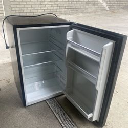 Mini fridge 