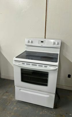 White Electric Stove in Good Condition with Glass Top