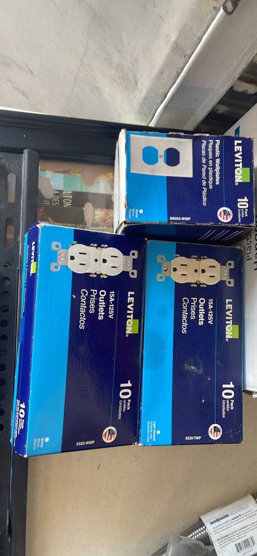Outlets  Levitom