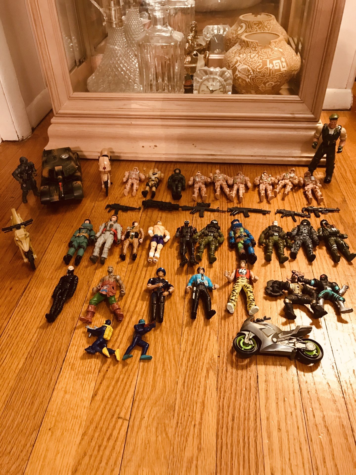 Mixture Chap Mei, Lanard and 🤔 I’m not sure about the back row, they are very well made please view pics and read description