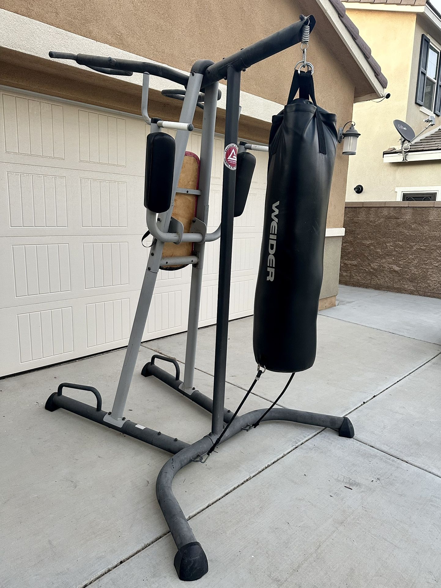 Weider 390 LT MMA Power Tower with 100 lb heavy bag