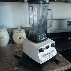 VITAMIX BLENDER IN EXCELLENT CONDITION LIGHTLY USED HAS BEING IN STORAGE