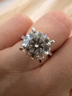 10 k white Gold mossanite ring 4ct main stone size 5 . You can size up. Zelle only meet and greet