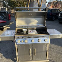 Brand New Grill - Napoleon Rouge Xt 625