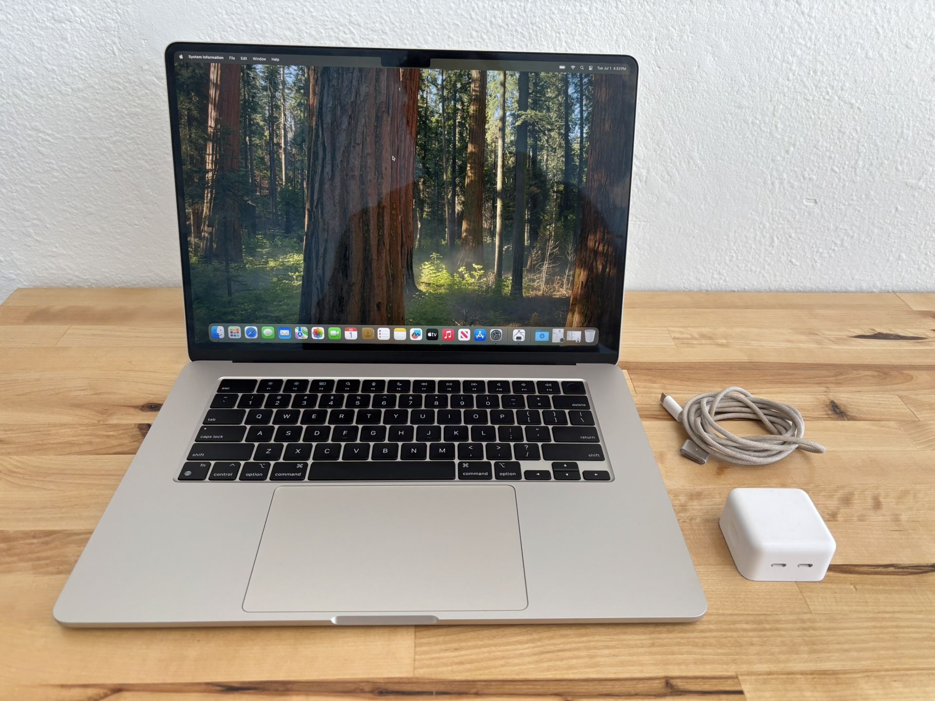 Like new 2024 M3 MacBook Air 15-inch 8GB / 256GB.