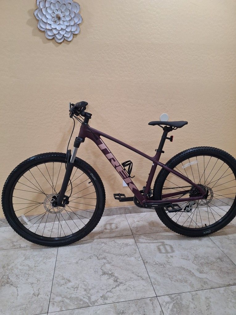 TREK MARLIN 6 MOUNTAIN BIKE 29 ER LIKE NEW ( CHECK MY OTHER BIKES )
