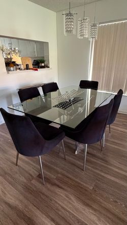Glass table with set of 6 chairs