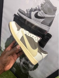 Reverse mochas Travis Scott 1s