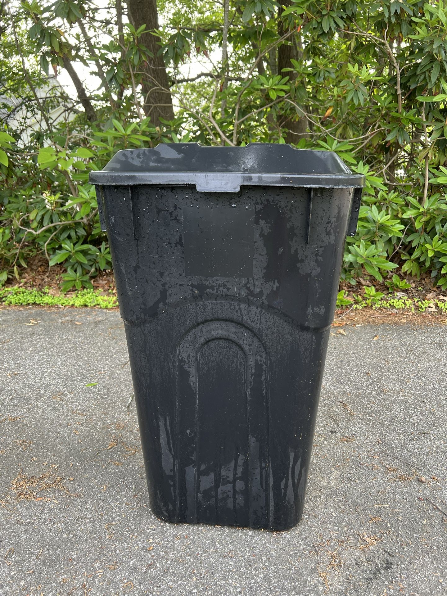 Hyper Tough 32 Gallon yard waste trash bin