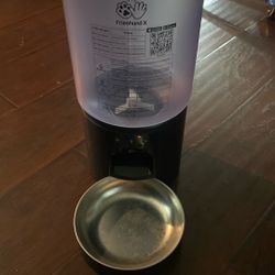 Automatic dry food feeder