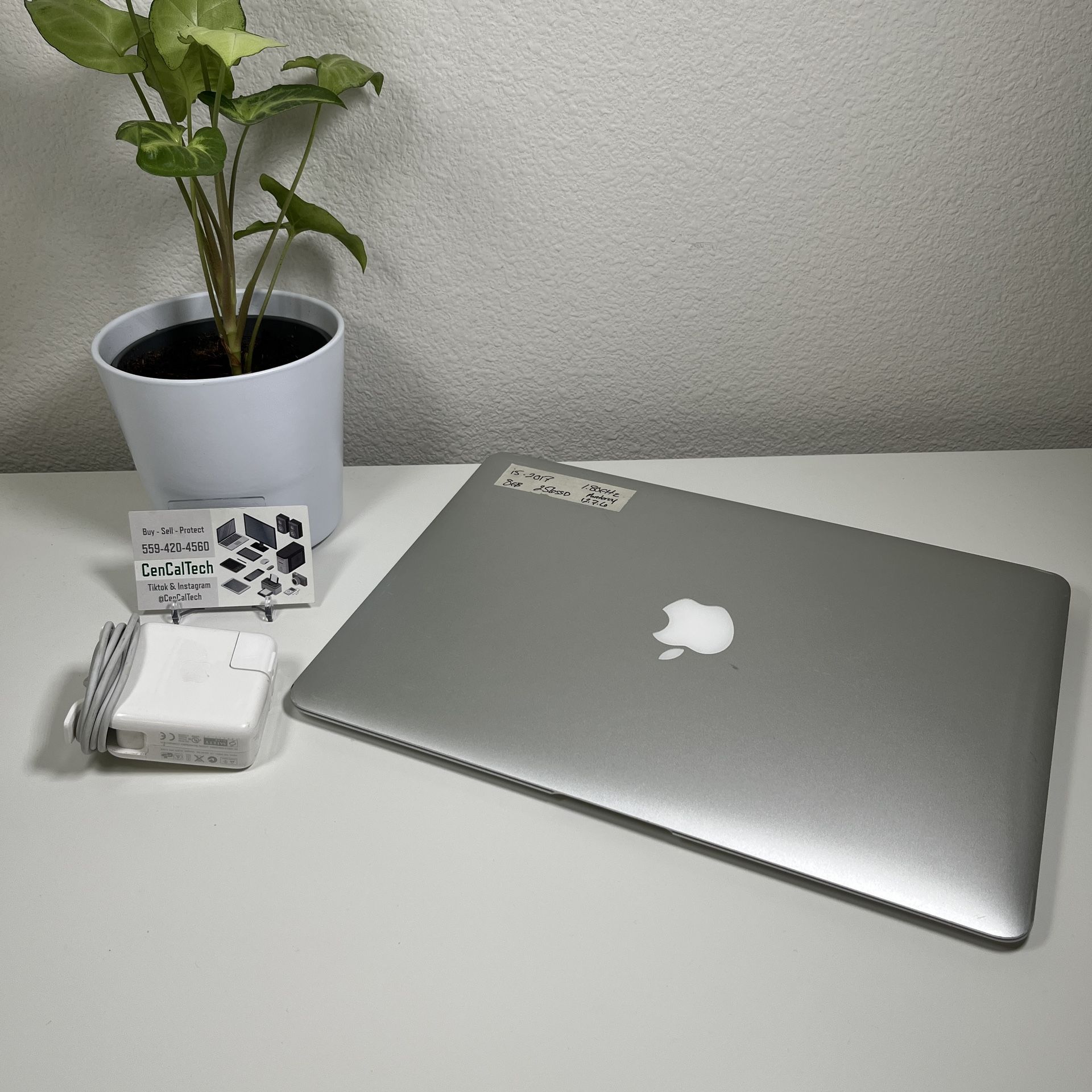 2017 Macbook Air 13 inch intel i5 8GB Memory 256GB SSD In Good Condition Fully Fuctional