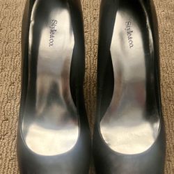 Black Pumps