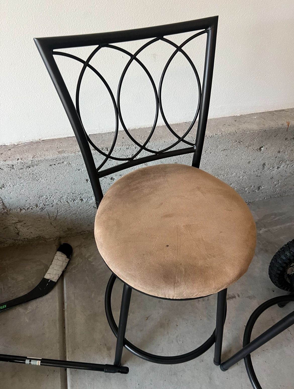Bar Stool Chair – Sturdy & Stylish – Priced to Go!