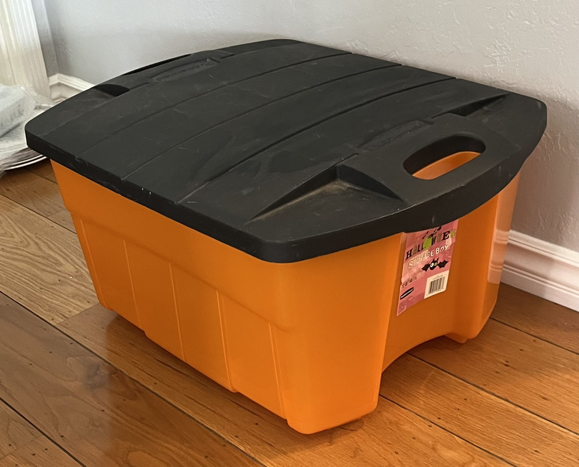 Rubbermaid 72 Qt Halloween Storage Box Snap Case Orange Black