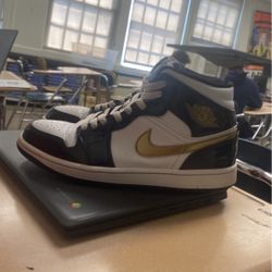 Jordan 1 Mid Patent Black Gold Se 