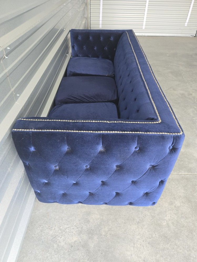 Here’s a suggested OfferUp listing for the couch, along with a price estimate:
---
💙 Elegant Blue Tufted Velvet Couch - LUXE Look (No Legs) - $150