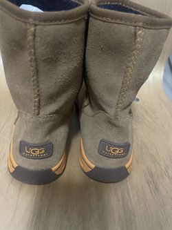 UGG all weather half boot youth size 3