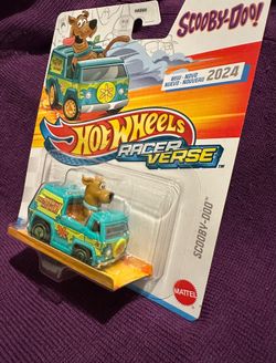 Hot Wheels racer verse