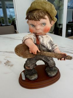 Giuseppe Armani Gulliver's World Figurine Boy Playing Spoon Guitar signed statue  In good condition  Approx 7.5” x 5”