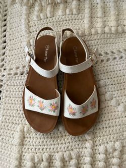 Kids White Floral Embroidered Sandals size 3