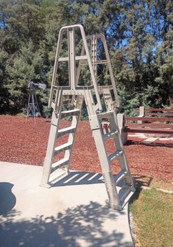 Swimming Pool Ladder Large for 5' Pools Excellent Condition
