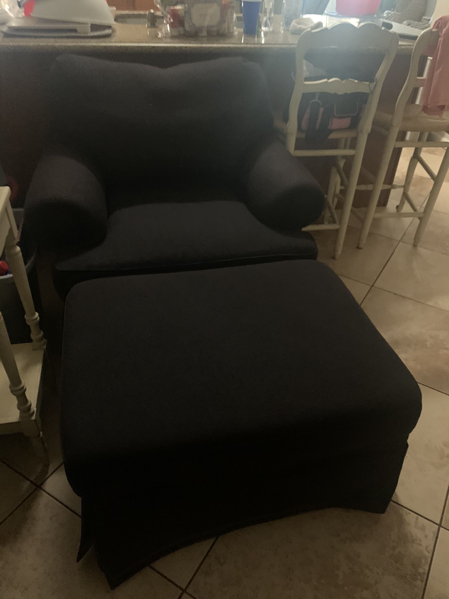 Oversized black chair w/ottoman