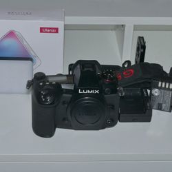 Panasonic LUMIX G9 20.3 MP Digital Camera - Black