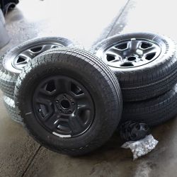 New Set Of 5 OEM Rims & Tires Jeep Wrangler JL JT 17" Stock Wheels With TPMS Sensors