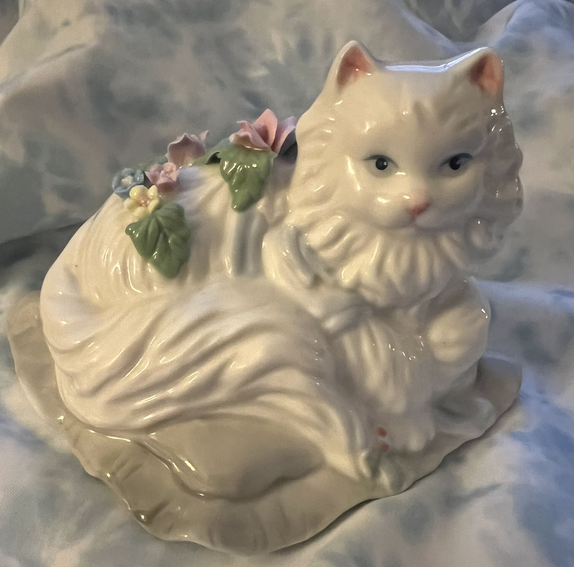 1991 Enesco Porcelain White Cat On Blanket Music Box