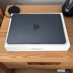 MacBook Air 13 Inch M3 Chip 8 Core CPU/16gb ram/512 Gb