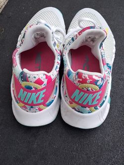 Women's nikes size   eight 1/2