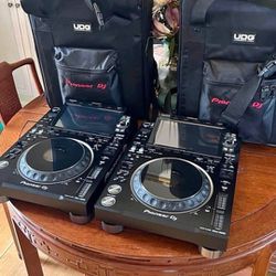 Pair of pioneer CDJ3000s with cases