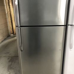 Stainless Top Freezer Refrigerator 