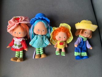 Vintage set of 4 strawberry shortcake dolls