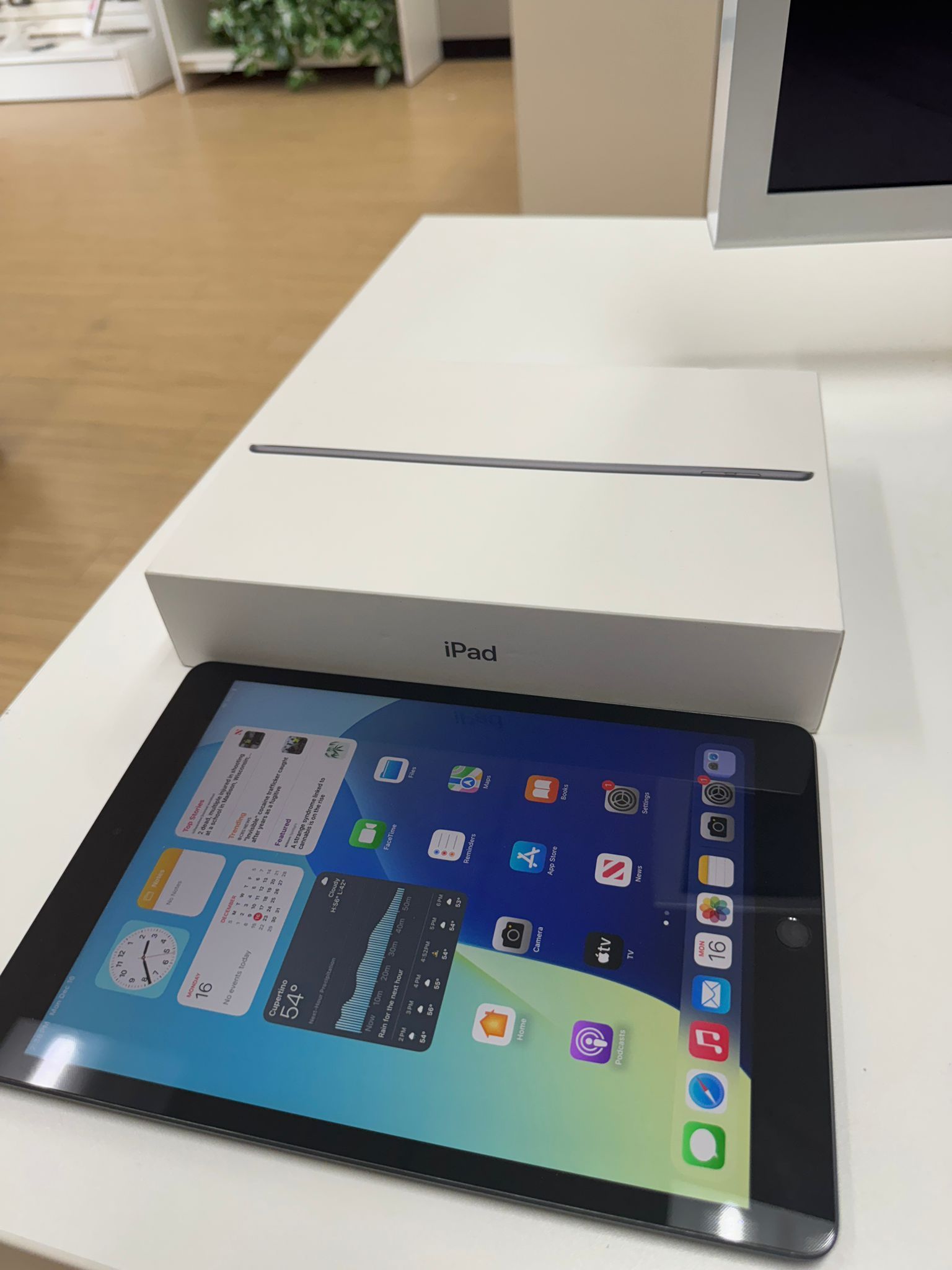 iPad 9th generation Wi-Fi and cellular 64 GB fully unlocked with box