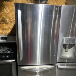 LG TOP AND BOTTOM REFRIGERATOR 