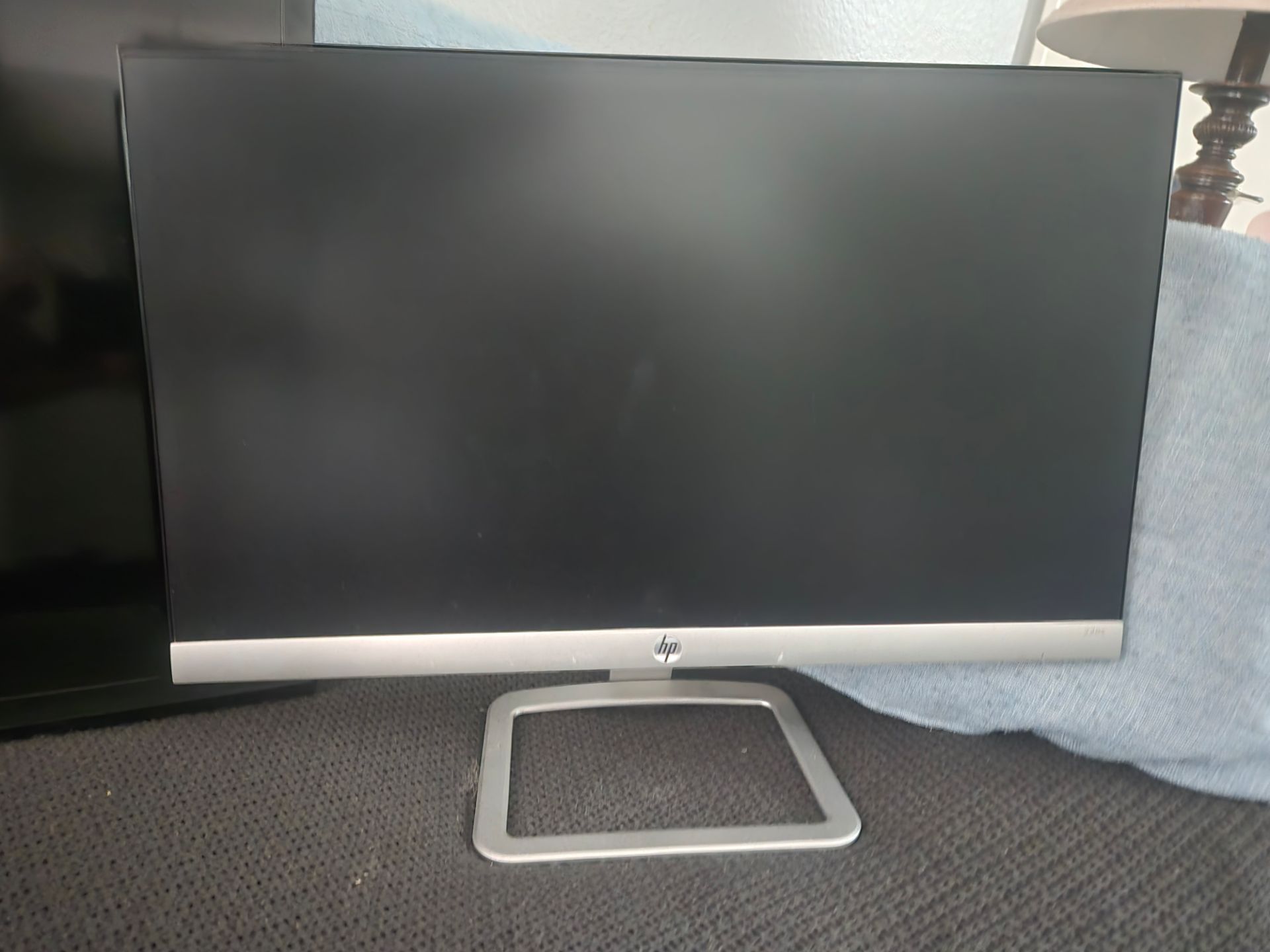 39" Samsung 1080p w/ two 22" 1080p HP 22es Slim Monitors