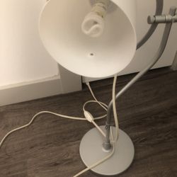 Table lamp with lightbulb