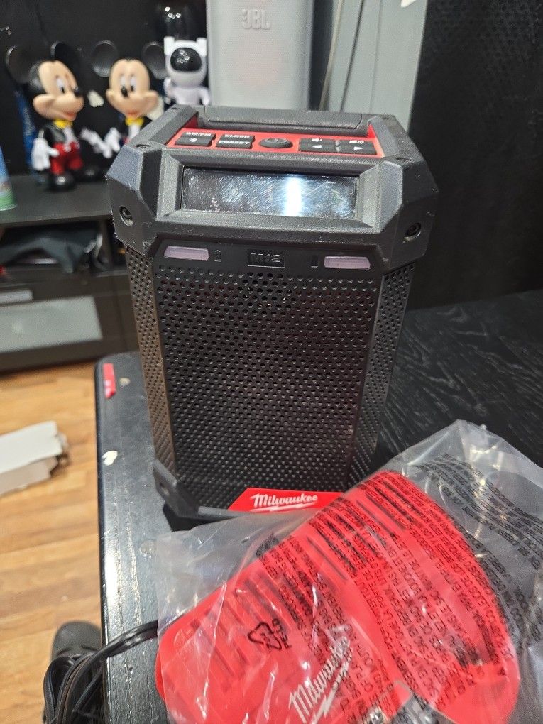 Milwaukee 12 V Radio