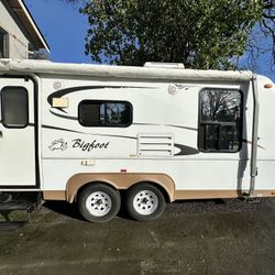 2007 Bigfoot 21ft Front Bed Excellent Condition