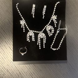 4-Piece Beautiful Rhinestone Jewelry Set 