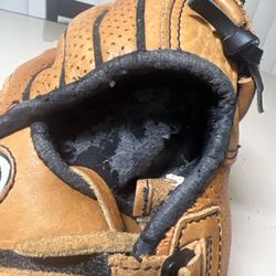 Easton Baseball Glove NYZ11 11in Pattern Natural Series Youth Baseball Glove RHT. Pre owned in good cosmetic condition with peeling on the inside lini