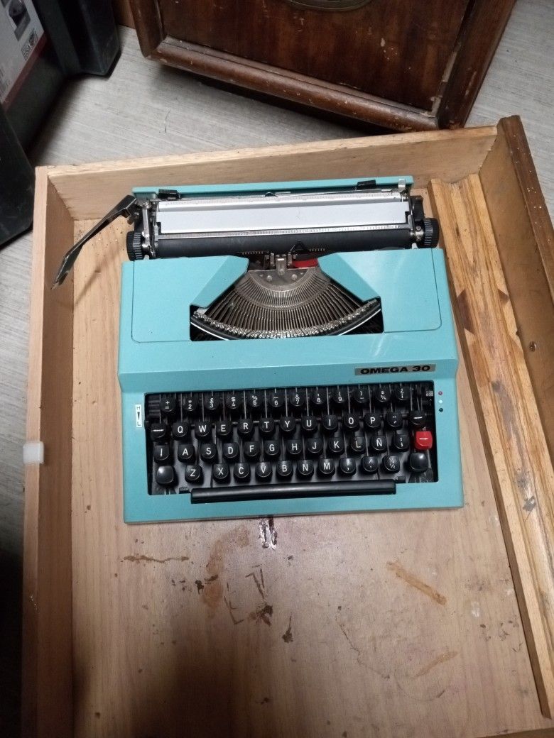 Omega 30 typewriter, Portable ; Accurate ...
Rare
Year: 1980
