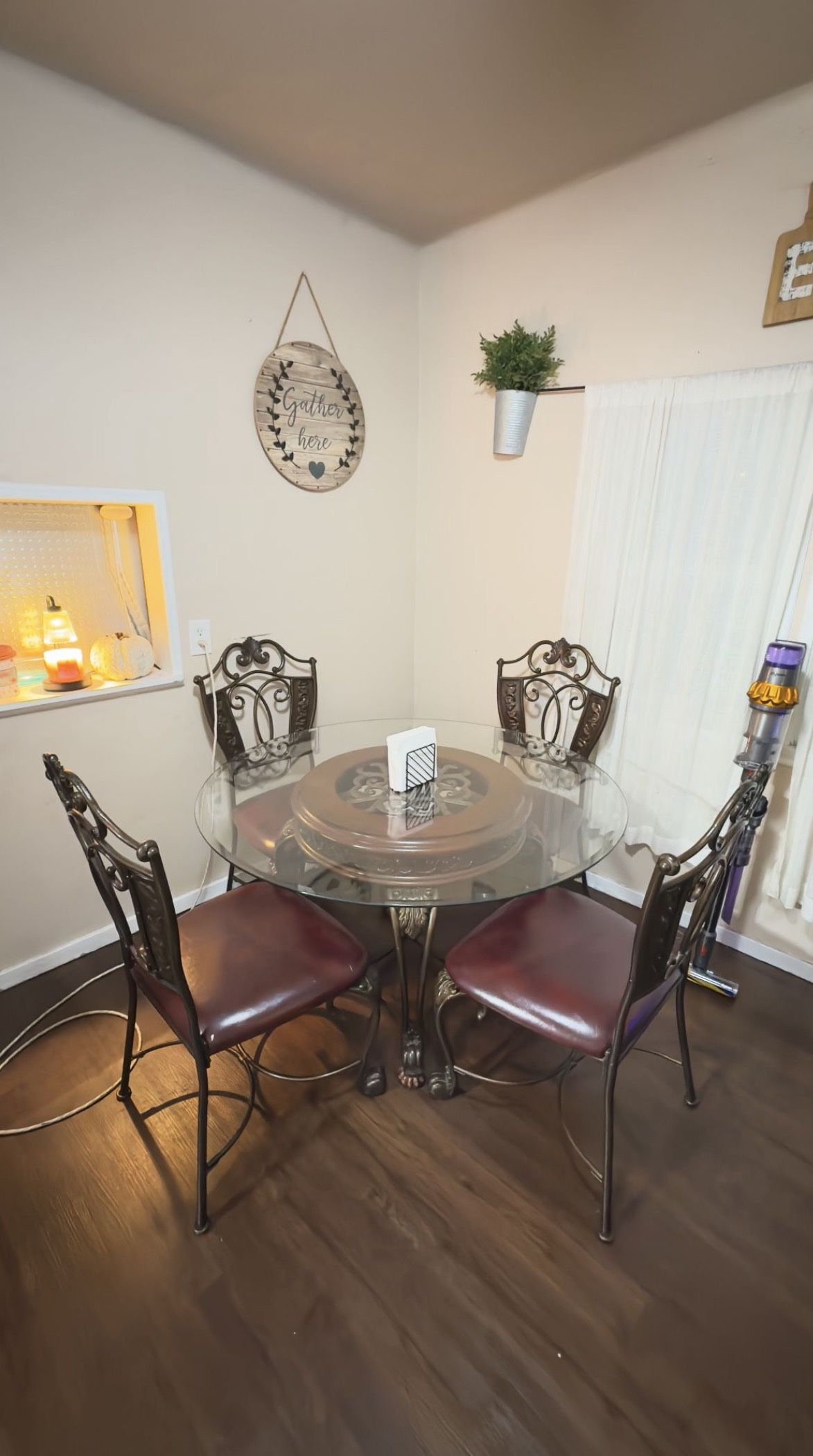 Round Dining Table 