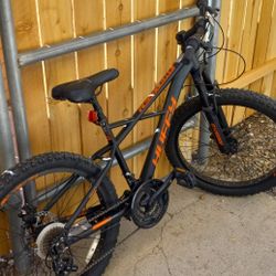 Working Huffy Extent Men's Mountain Bike 18 Speeds Size 24" Wide Tiers Needs To Adjust The Breaks And Gears $120 Check All Pictures 