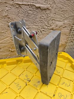 Kicker motor mount