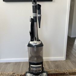 Shark Navigator Lift-Away Bagless Vacuum UV540